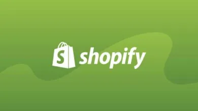 شعار منصة Shopify على خلفية خضراء، يرمز إلى منصة التجارة الإلكترونية الشهيرة المناسبة للمبتدئين بميزانية محدودة.