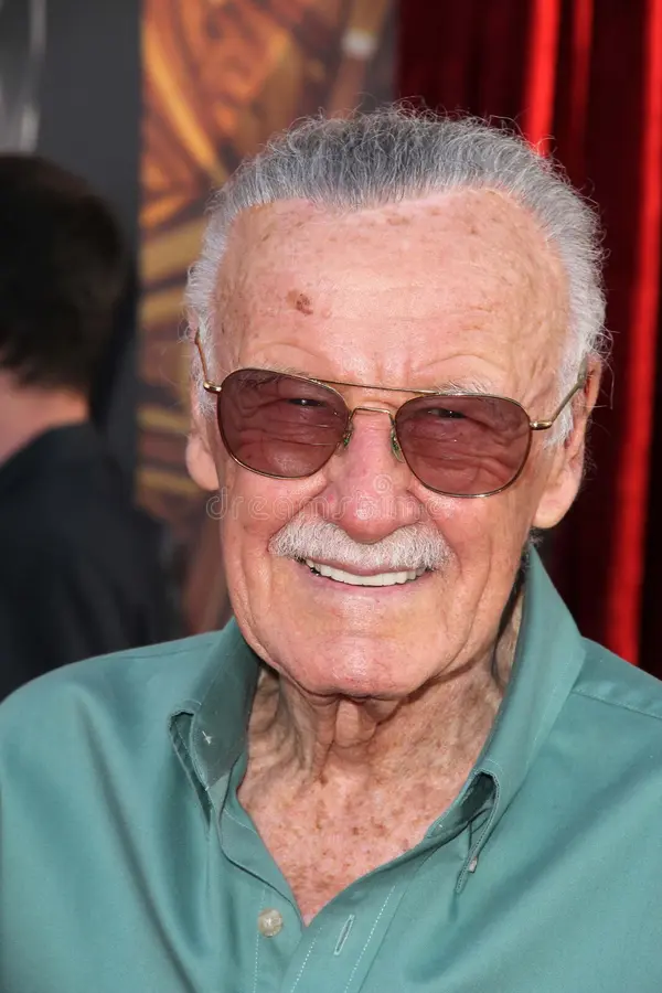صورة لستان لي Stan Lee مبتكر شخصيات مارفل الشهيرة وهو يرتدي نظارات شمسية ويبتسم
